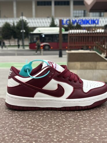 nike zoom kişi krossovkaları: Nike SB Dunk Low idman ayaqqabıları. Qırmızı və ağ rənglərdə, dəri