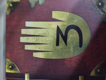 срочно продаю в связи с переездом: Он мой купил его этим летом почти новый можно читать или как сувенир