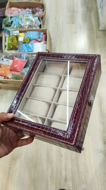 məktəbli jaketi: 6 ededli dəri saat.qâblari 35 AZN.qehveyi dördbucaqli 50 azn. 10