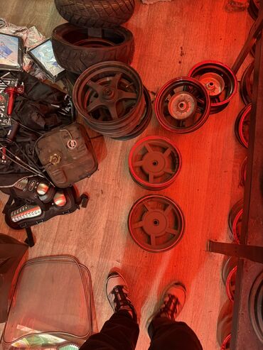 Скутеры: В НАЛИЧИИ!!!! 	•	Карпук (работа) 	•	Вариатор 	•	Кольца 	•	Ось — 8