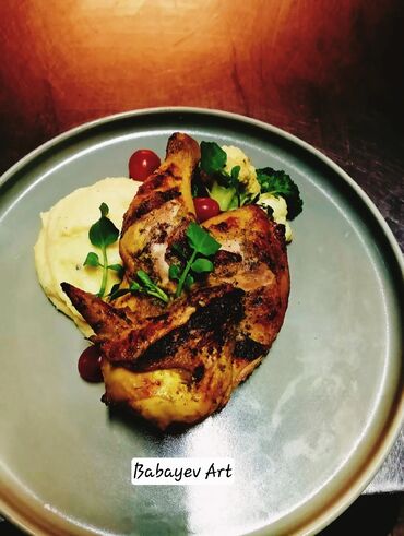 Aşpazlar: Hamburqer ustası, 24 yaş, 6 ildən artıq təcrübə — 23