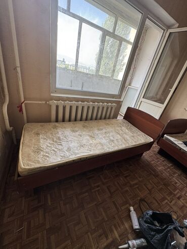 2 кровати: Односпальная кровать с деревянным каркасом и матрасом. Изголовье
