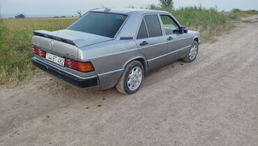 Mercedes-Benz: Mercedes-Benz 190E (W201) sedan, gümüş rəng. - Kuzov: 4 qapılı, arxa — 2