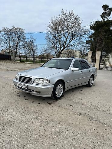 pegah yag: Mercedes-Benz 230: 2.3 l | 1999 il Sedan — 8