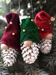 декор на новый год: Гномики из натуральных шишек. В наборе 3 гномика. При их изготовлении