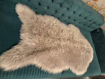 örtü: Təbii qoyun dərisindən yumşaq, uzun tüklü plaş/kiçik xalça. - Rəng