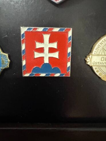 Значки, ордена и медали: Комплект значков: 1. Герб РУ; 2. Канада + Кыргызстан - Кумтор. 3. Флаг — 12