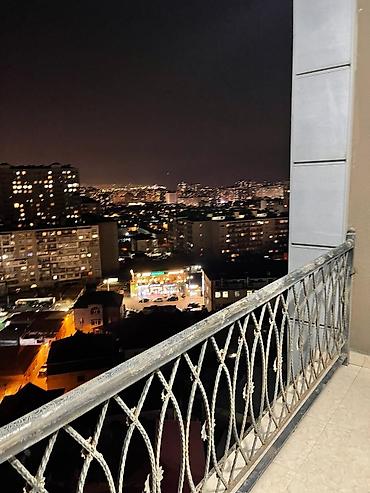 asma tava: Mənzildə geniş eyvan və şəhər panoraması olan sanitar qovşağı - — 2