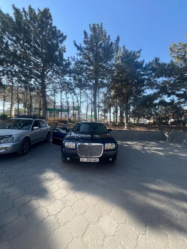 ролс ройс машина: Седан Chrysler 300C темно-синего цвета, оснащенный люком на крыше