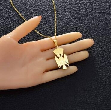 Ogrlice: Lanac sa priveskom
Cena 1300din — 5