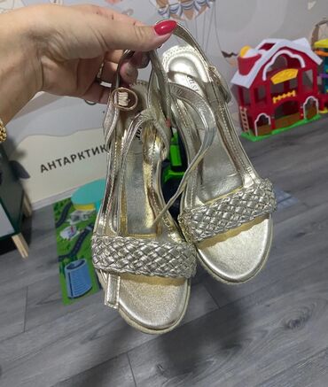 stikle sa platformom: Sandals, Seastar, 37