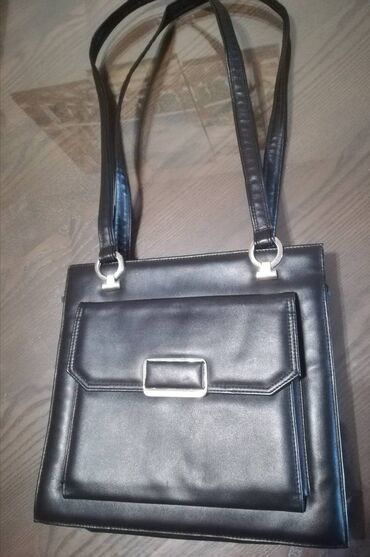zenska kozna torba: Crna torba nova, nekorišćena, dimenzije 31x28 cm. Unutra ima jednu