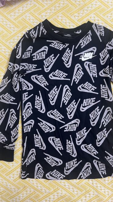 Другие детские вещи: Nike лонгслив, на 5-6 лет. С америки.
Тонкий хб. Качество 👍🏼