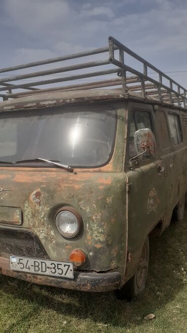 Yük və sərnişin daşınması üçün nəzərdə tutulmuş UAZ-452 furqonu. Bu