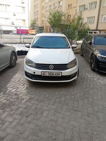 Volkswagen: Volkswagen Polo белого цвета. Компактный и маневренный автомобиль