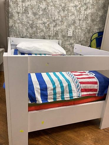 qız çarpayıları: Usaq kravati,1.32 x 82 olcuye
Altida taxtadir ela veziyyetdedir — 2