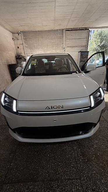 mini v: AION — электрический кроссовер в белом цвете. Основные особенности: - — 4