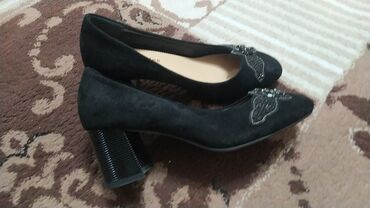 продаю женскую обувь: Туфли 36, цвет - Черный