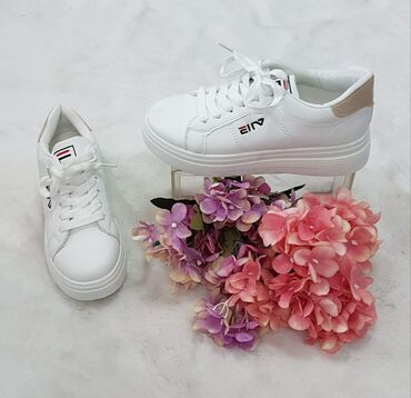 Women's Sneakers and athletic shoes: 36-41
2000 — 2