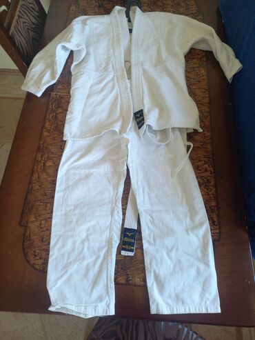 Перчатки: Ağ rəngdə, Mizuno markasına aid cüdo geyimi. Bu dəstə kimono və şalvar