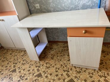 столы руководителя офисная мебель: Письменный стол, Б/у, МДФ