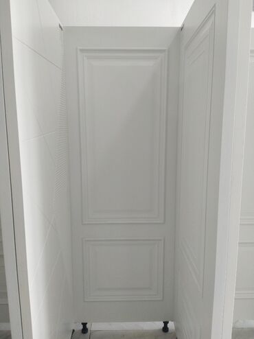 ağ qapılar: Ağ rəngdə, müasir dizaynlı qapı paneli, hər iki tərəfində müxtəlif