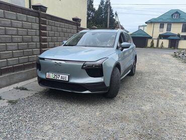 какая машина подойдет для яндекс такси: Кроссовер Aiways U5 в светло-голубом цвете. Этот электромобиль