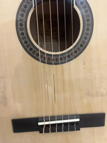 Akustik gitaralar: Klassik/akustik gitara – cutaway (yuxarı deşikli) korpuslu model — 11