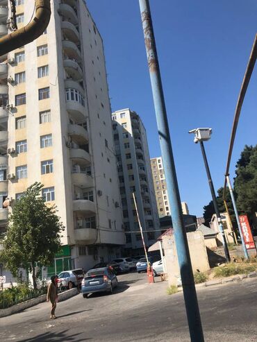 Uzunmüddətli kirayə mənzillər: Əhmədli metrosunun çixisinda 13 mertebeli binanın 13-cü mərtəbəsində — 12