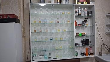 parfum vitrine: Şüşə vitrini – led işıqlıdır 42 flakon içinde ətirlerle birlikdə — 1