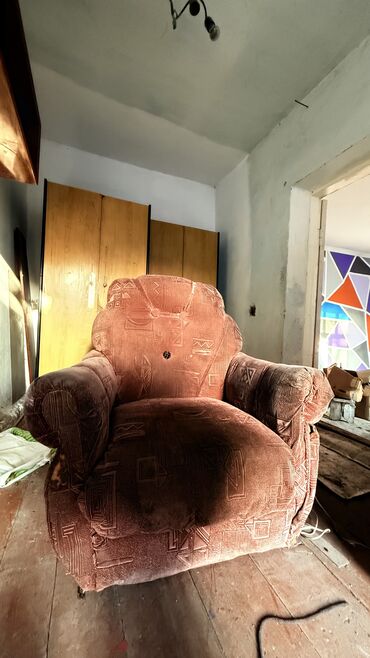Мягкие кресла: Срочно Продаю мягкое кресло Состояние среднее Срочно Тел — 5