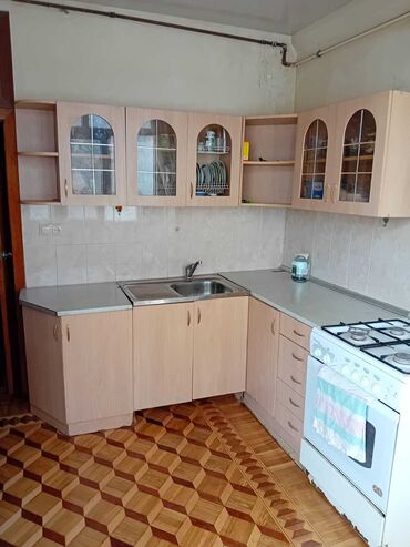 раковина с тумбой бишкек цена: Açıq bej rəngdə, yuxarı hissəsində şüşə qapıları olan divar şkafları