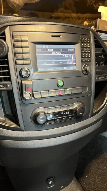 Yük maşınları: Ağ rəngli yük/furqon tipli mikroavtovan Xüsusiyyətlər: - Geniş yan — 3