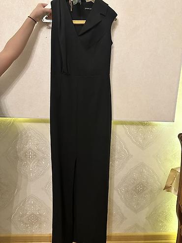 Qara rəngli uzun don - Model: Qolsuz, V-kəsim sinə, yandan çiyinli