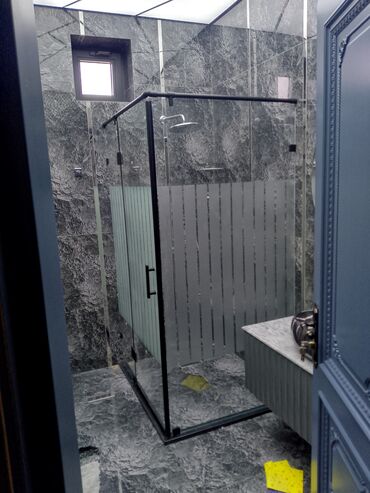 divar boyası: Şüşə duş kabinası – müasir hamam interyeri üçün minimalist həll -