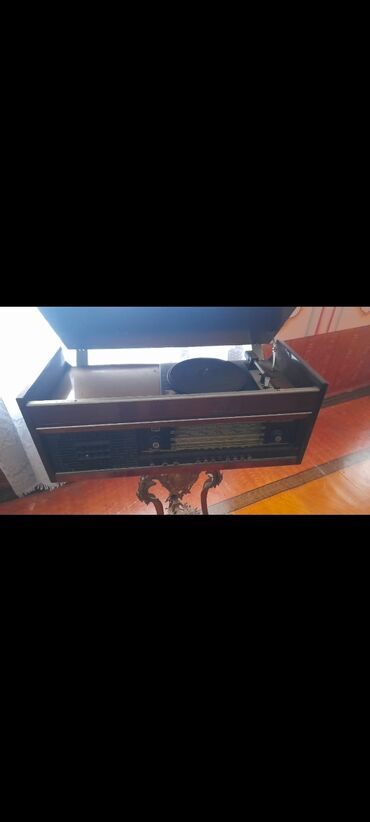 antik radio: Qedimi hem radio hemde plastika ile oxuyur. 250m satilir. Turkan