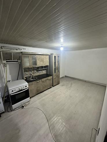 продаю кв кызыл аскер: Сдаётся отдельное помещение с кухонной зоной и санузлом. Район — 2