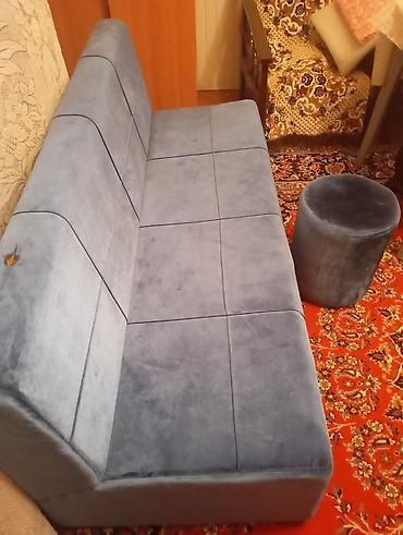 Divanlar: Mavi rəngli, minimal dizaynlı yumşaq divan. - Material: zərif, məxmər — 3