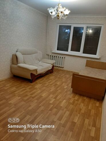 срочно продаётся 1 комнатная квартира в районе ошского рынка по улице кенсуйская: 2 бөлмө, 45 кв. м, 104-серия, 1 кабат, Косметикалык ремонт