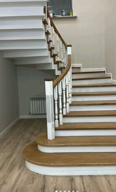 Pilləkən məhəccərləri: Taxta və metaldan hazırlanmış bu müasir pilləkən müxtəlif interyerlər — 2