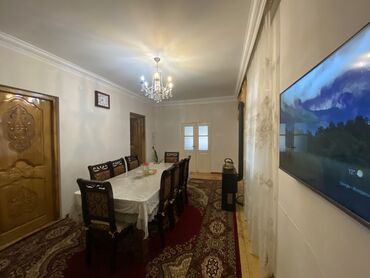 Köhnə tikili: 3 otaqlı rahat mənzil/interyer - Geniş qonaq otağı: divan, 6 nəfərlik — 5