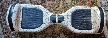 сколько стоит гироскутер: Ağ rəngli, qara hörümçək toru naxışlı hoverboard. Hərəkət üçün iki