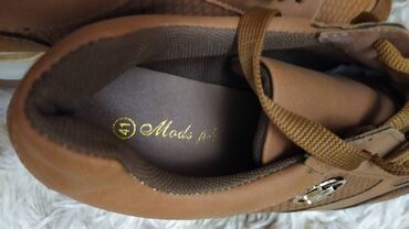 Γυναικεία είδη Υπόδησης: Παπούτσια.
Καινούργια, αφόρετα.
Πολύ άνετα, μέγεθος 41 — 8