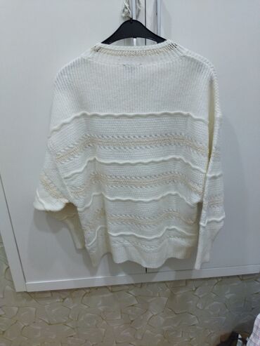 Koftalar, sviterlər: İsti triko sviterlər çox az geyinilib, her biri 7 azn — 8