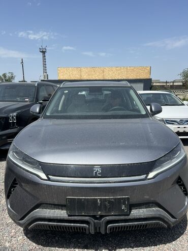 zotye e200 купить: Автомобиль BYD Yuan Plus, выполненный в сером цвете. Компактный