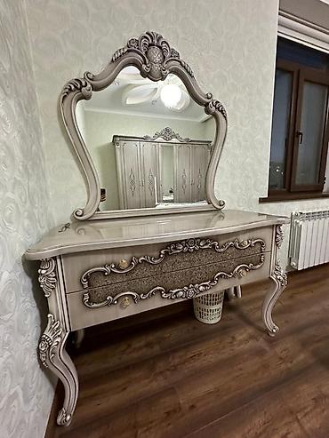 silver kitchen: Спальный гарнитур в классическом стиле с резным декором и патиной — 3