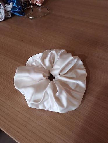 pinko uz: Velika satenska gumica za kosu (scrunchie) - Materijal: glatki — 3