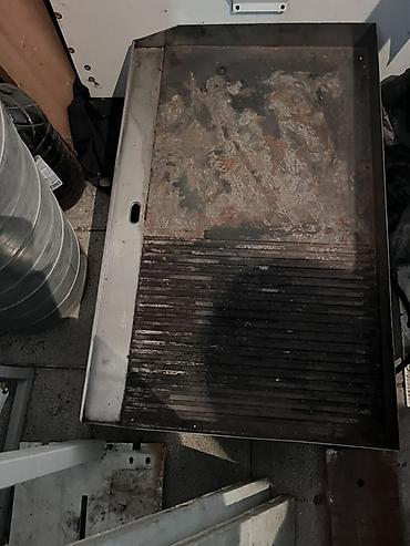 Metal qril boşqabı, müxtəlif yeməklərin bişirilməsi üçün istifadə