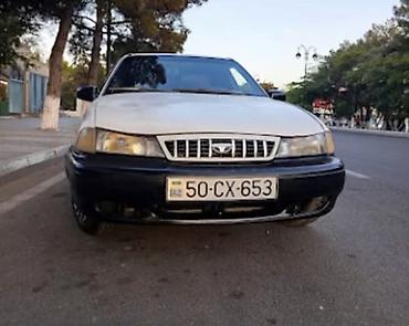 Daewoo: Daewoo Nexia sedan - Kuzov: 4 qapılı sedan, ağ rəng, qara bamper və — 9