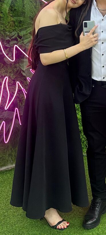 Toy paltarları və aksesuarları: Qara rəngli, zərif axşam/libas. - Model: off-shoulder (çiyinlər